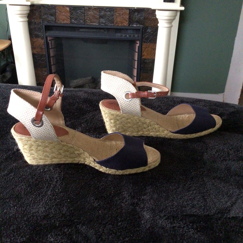 Lucky Brand, size 10, navy blue and tan
